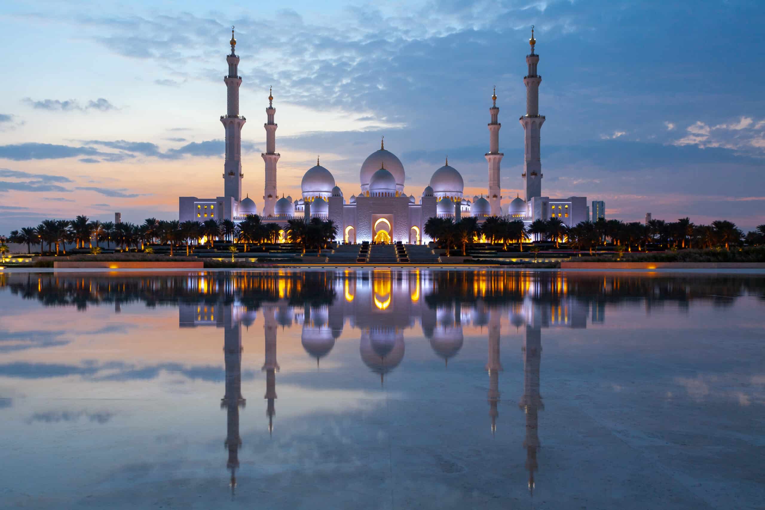 Sheikh Zayed Grand Mosque, Abu Dhabi at dusk